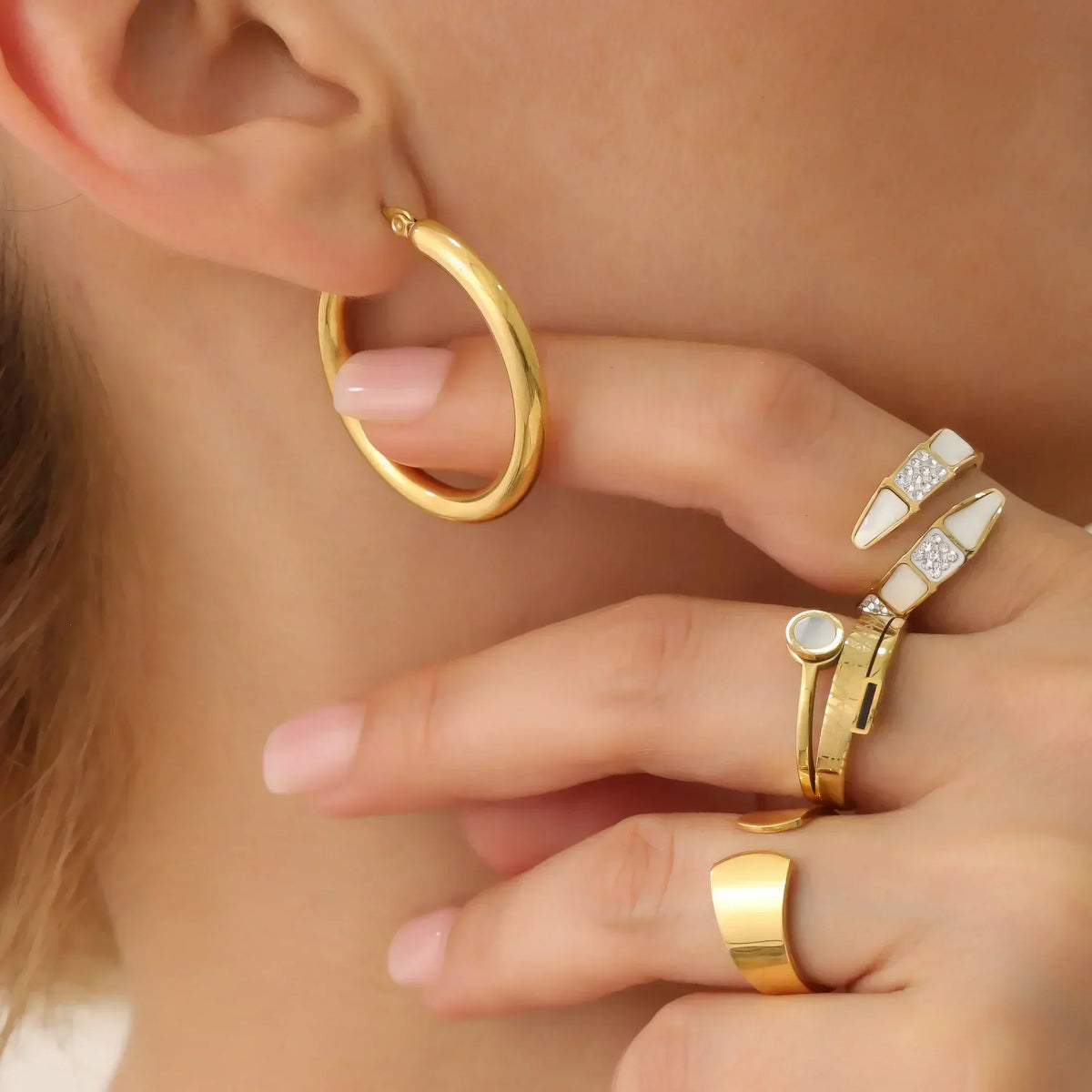 Anillo Espiral con Circonita Chapado en Oro de 18K